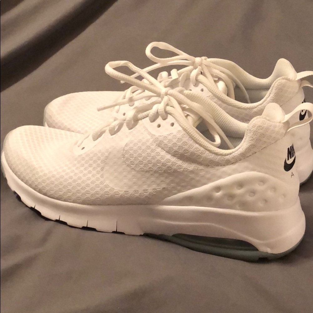 Men’s size 10 white Nike Air Max Motion shoes